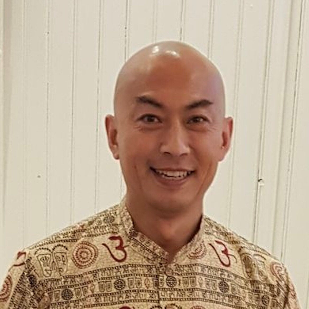 Dr Jibin Chi, som förenar medicinsk kunskap med andning, ljud, resonans och ett holistiskt perspektiv på hälsa.
