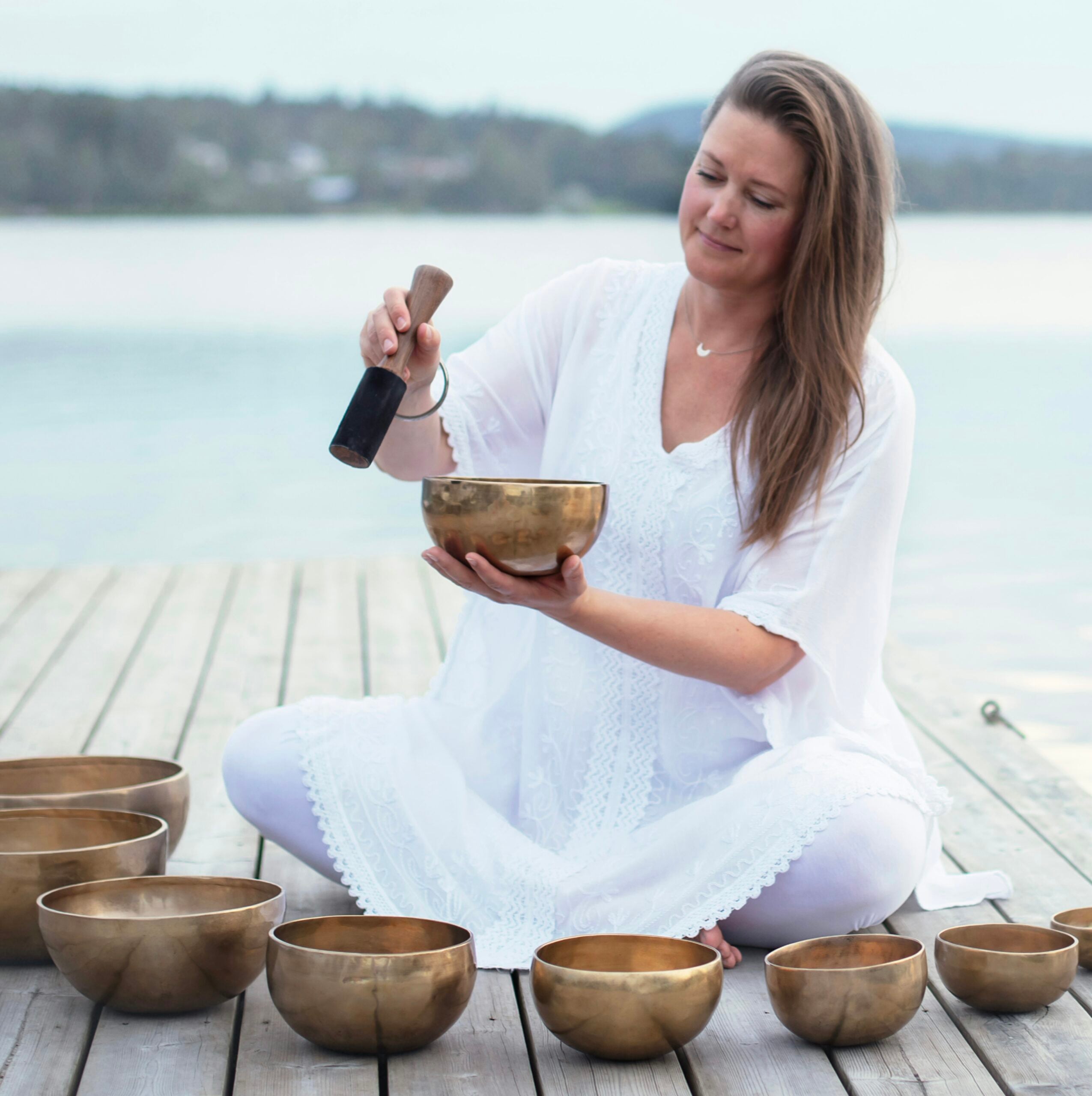 Erika Norgren spelar på klangskålar under en soundhealing-session