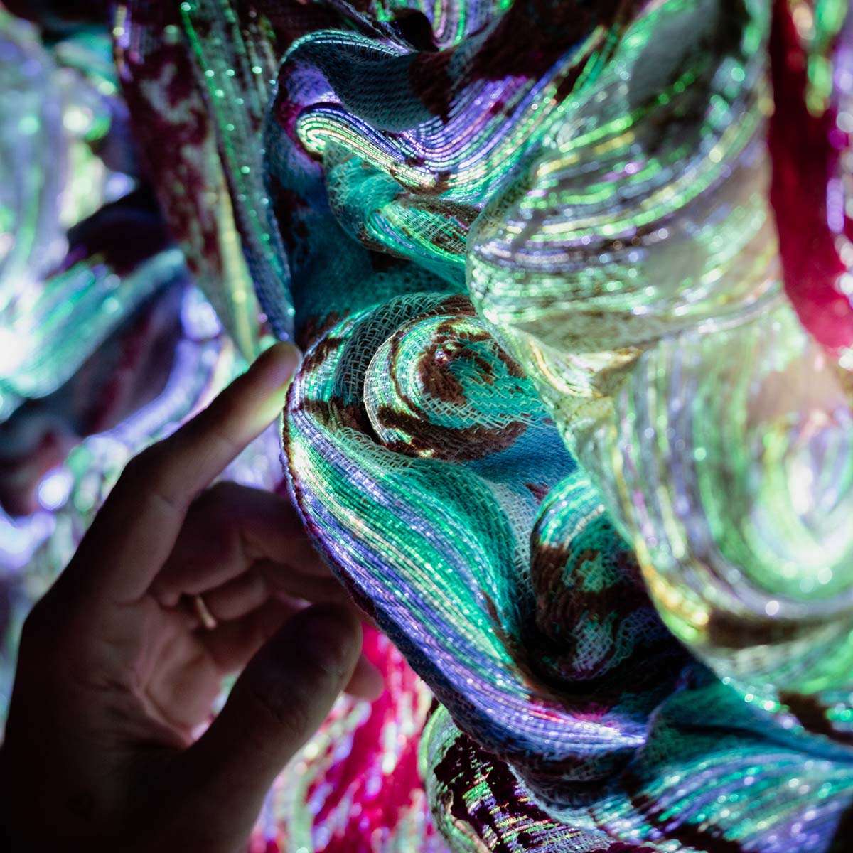 ANDETAG konstverk av Malin och Gustaf Tadaa – fiberoptisk ljusinstallation som pulserar i takt med ett verkligt mänskligt andetag på Harmoni Expo i Stockholm.