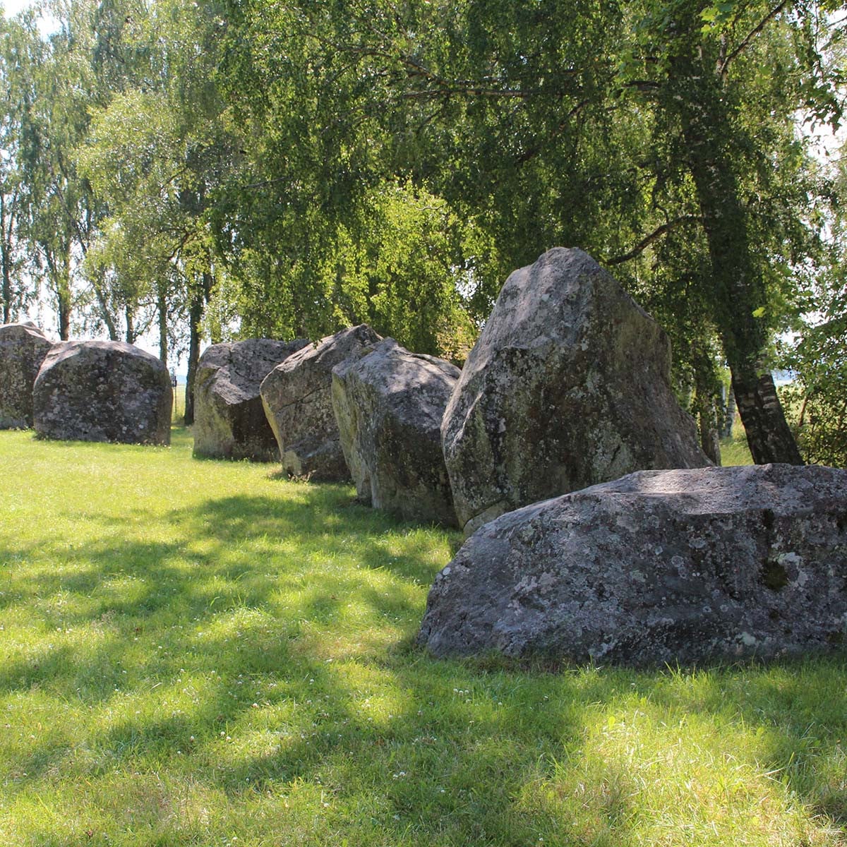 Askeberga skeppsättning i Västergötland med resta stenar från järnåldern