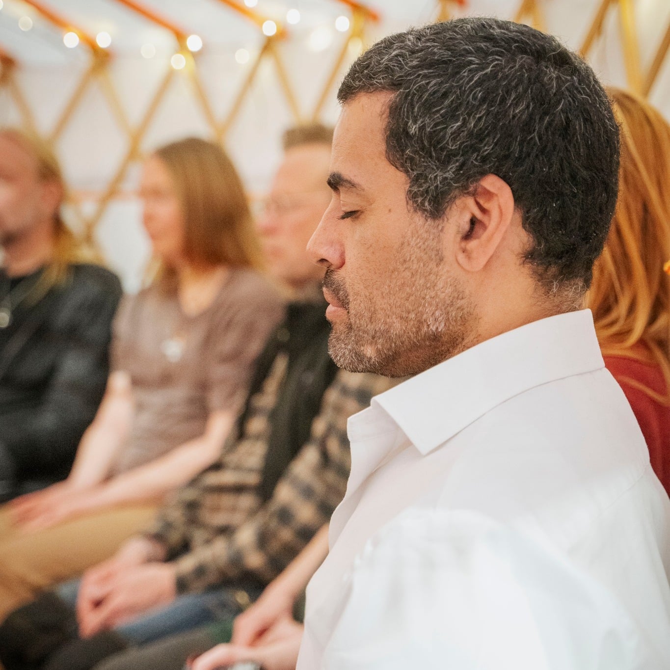 Personer sitter i stillhet med slutna ögon och andas under en session på Harmoni Expo, en metod för att lugna nervsystemet och minska stress