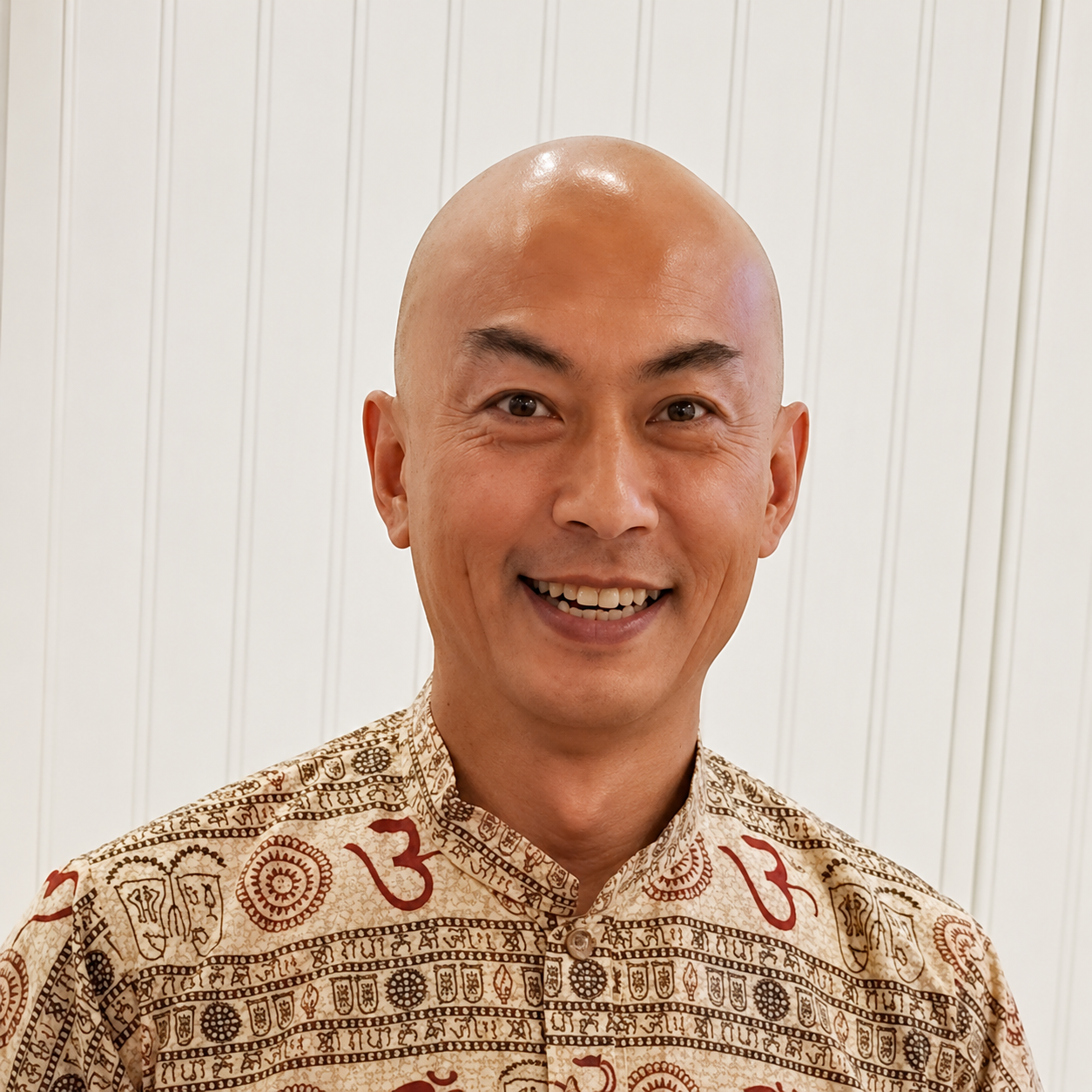 Dr Jibin Chi, som förenar medicinsk kunskap med andning, ljud, resonans och ett holistiskt perspektiv på hälsa.