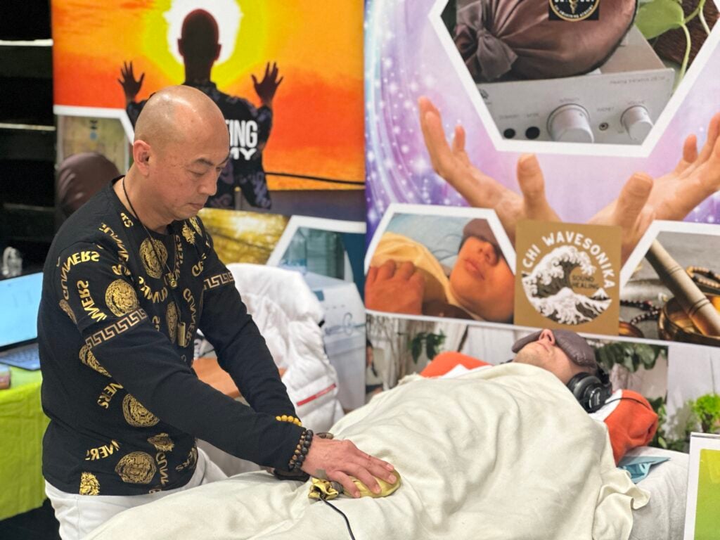 Jibin Chi utför Resonance Sound Massage på en besökare på Harmoni Expo
