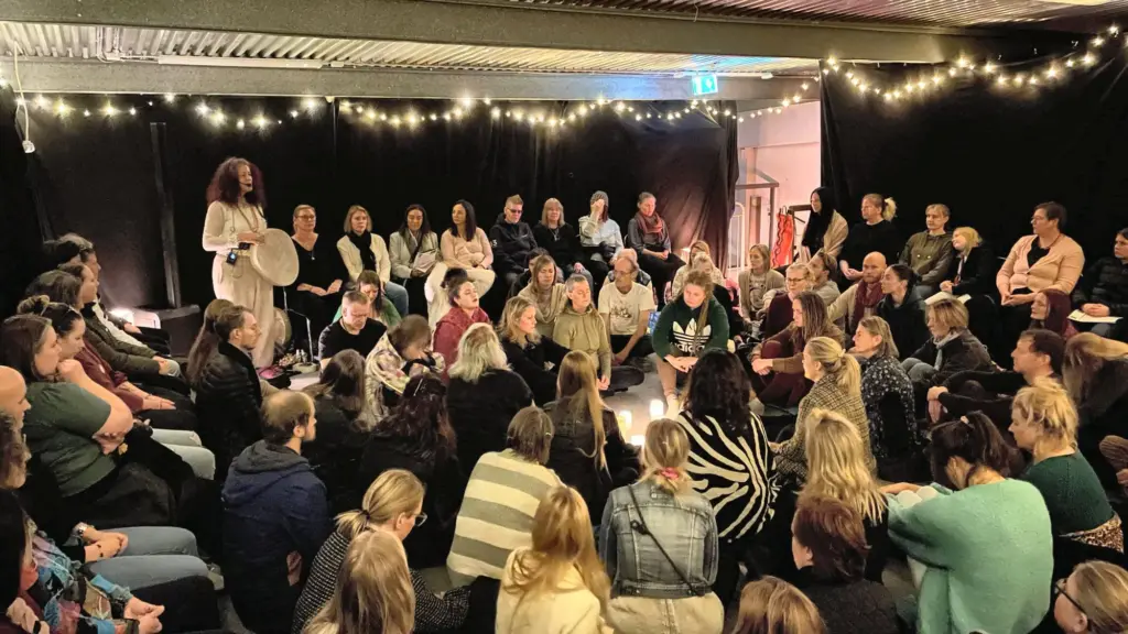 Fullsatt prova-på-pass med ljud och levande ljus på Hyllan