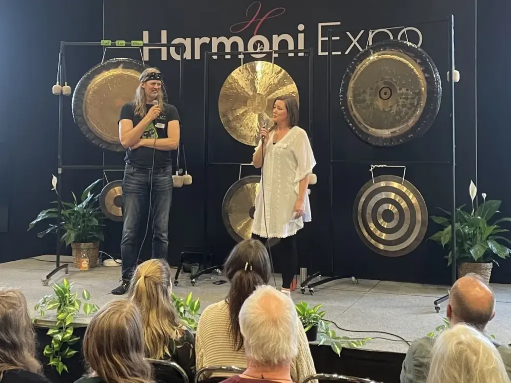 Gongbad på Scenen på Harmoni Expo med publik framför