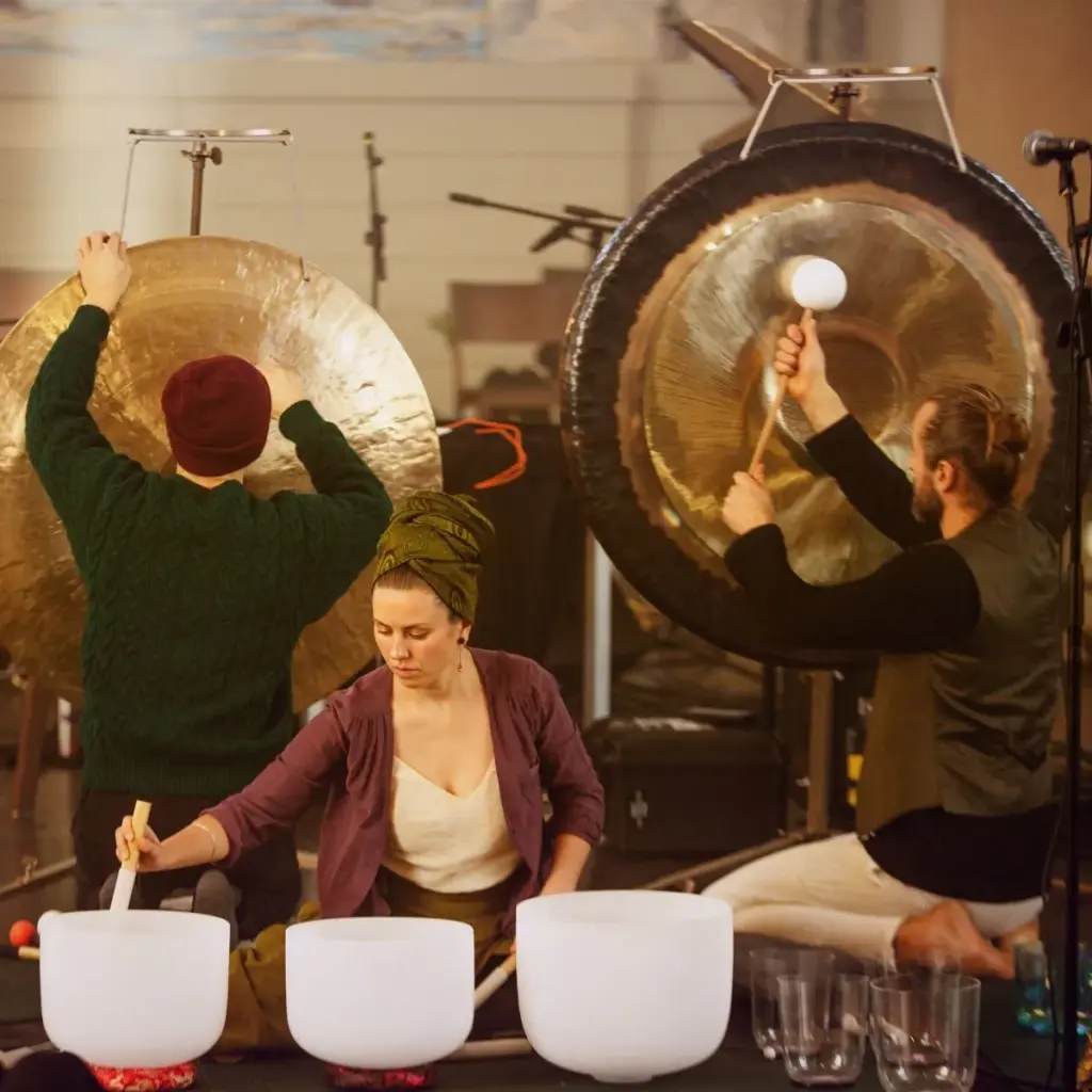 Musiker spelar gongar och kristallskålar under ett Sound Bath