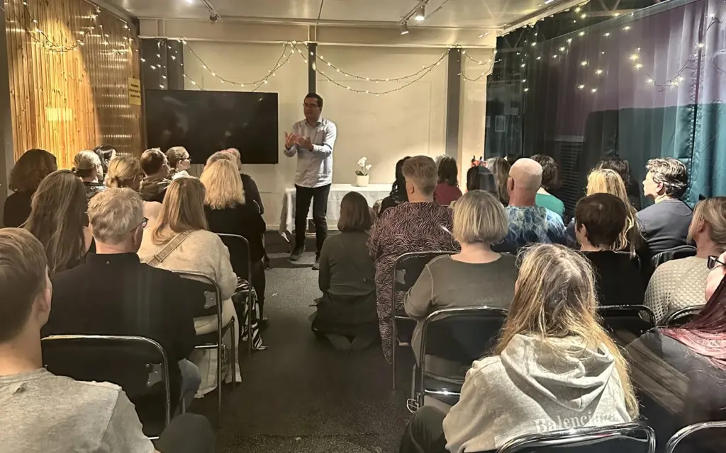 Fullsatt föredragsrum där publiken lyssnar på en föreläsare