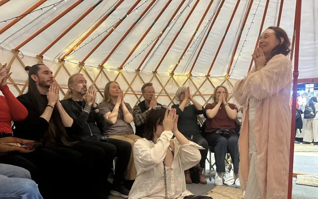Besökare gör en övning tillsammans med passledaren i Jubileumstältet